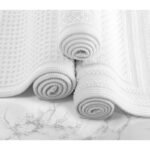 Luxuriöse Badewäsche und Haushaltsutensilien für alltäglichen Komfort